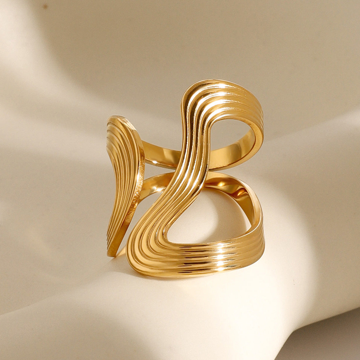 Vivi Twisted Band Gold Ring