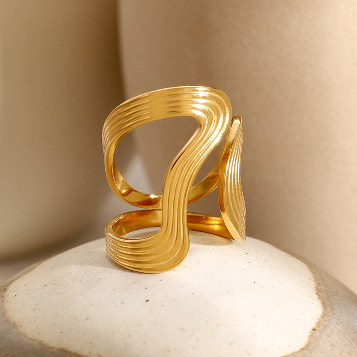 Vivi Twisted Band Gold Ring