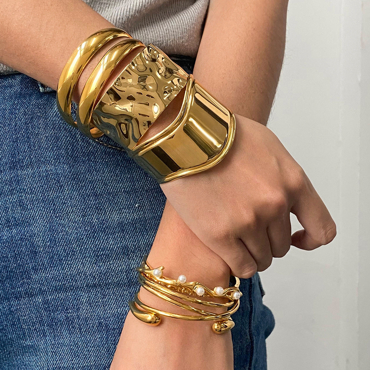 Izza Smooth Gold Cuff
