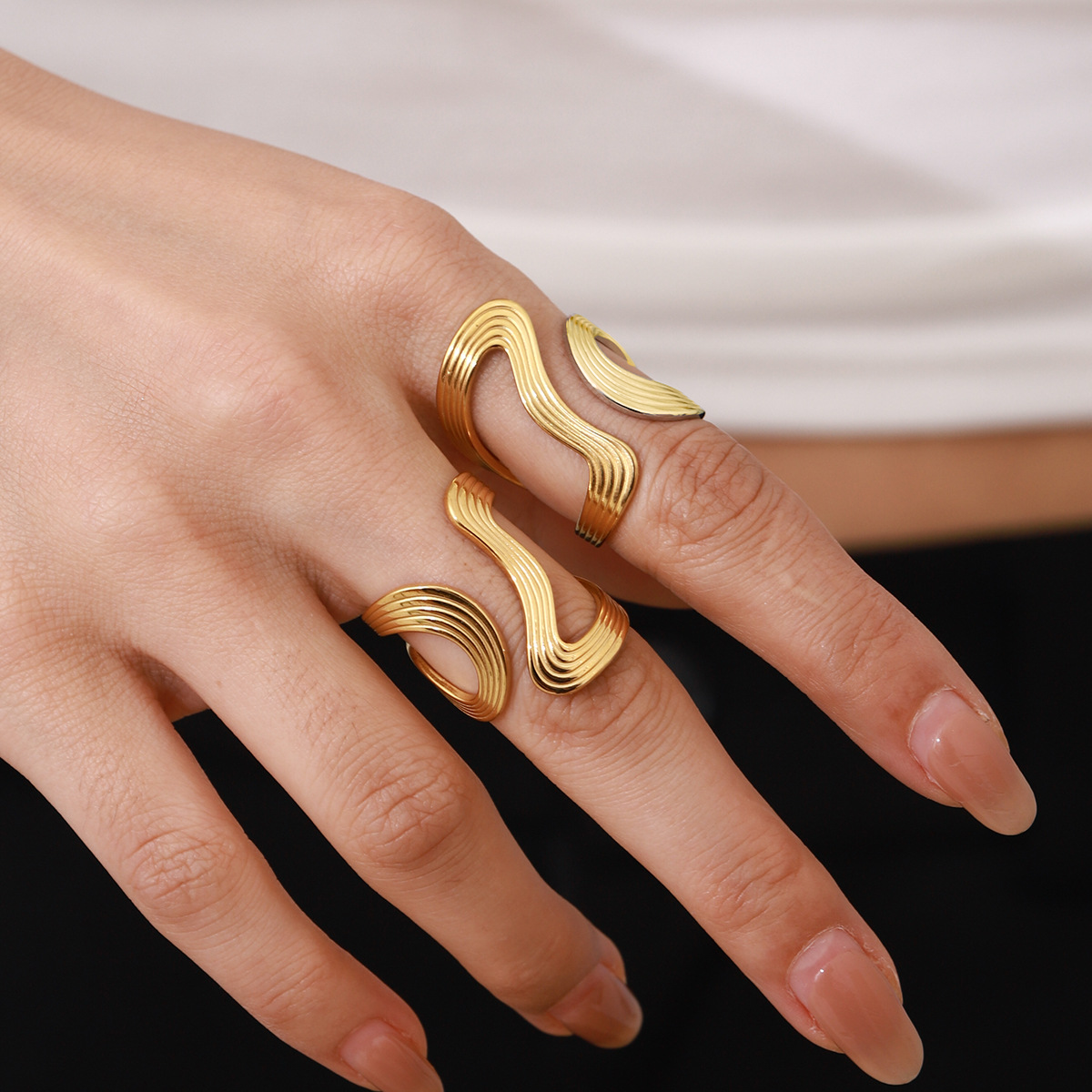 Vivi Twisted Band Gold Ring