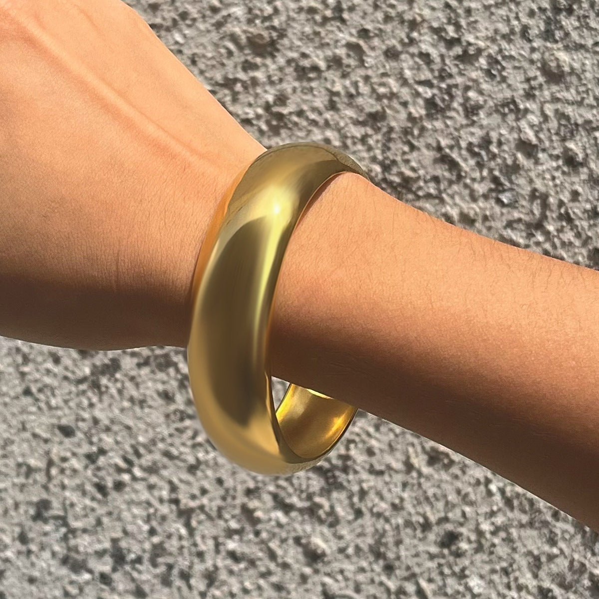 Maelis Smooth Gold Bangle